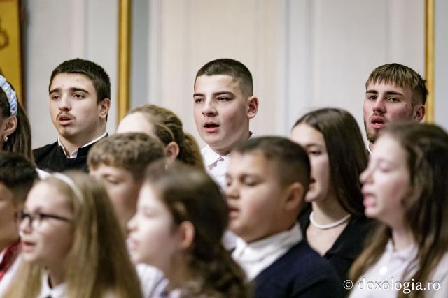 (Foto) Parohia Movileni – Colindători la Reședința Mitropolitană 2024