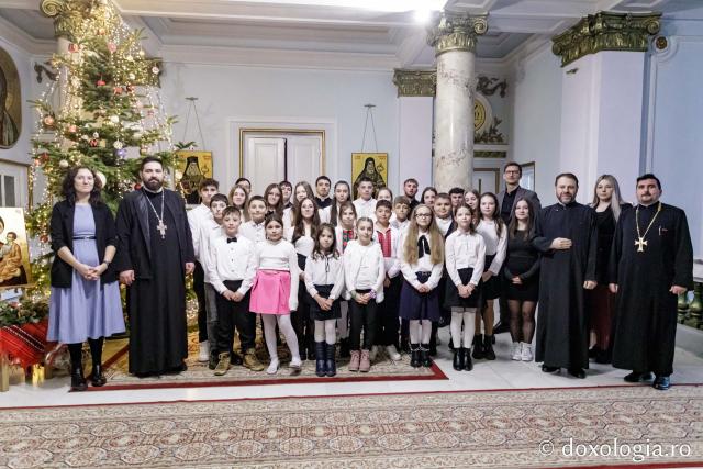 (Foto) Parohia Movileni – Colindători la Reședința Mitropolitană 2024