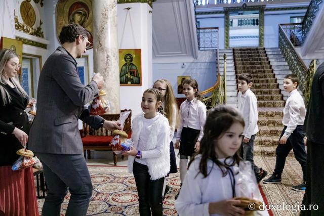(Foto) Parohia Movileni – Colindători la Reședința Mitropolitană 2024