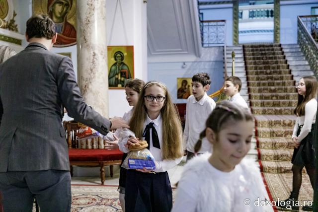 (Foto) Parohia Movileni – Colindători la Reședința Mitropolitană 2024