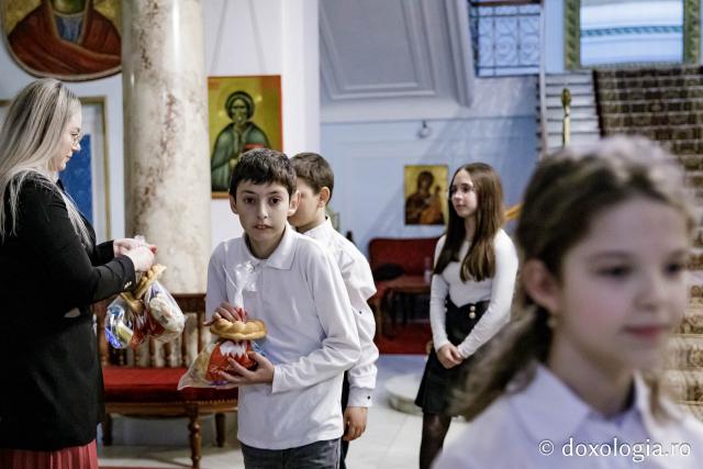 (Foto) Parohia Movileni – Colindători la Reședința Mitropolitană 2024