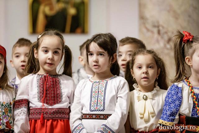 (Foto) Grădinița 26 din Iași, grupa mare – Colindători la Reședința Mitropolitană 2024