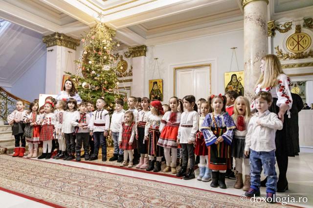 (Foto) Grădinița 26 din Iași, grupa mare – Colindători la Reședința Mitropolitană 2024