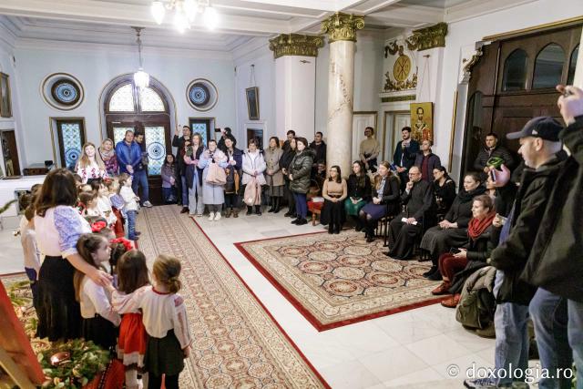 (Foto) Grădinița 26 din Iași, grupa mare – Colindători la Reședința Mitropolitană 2024