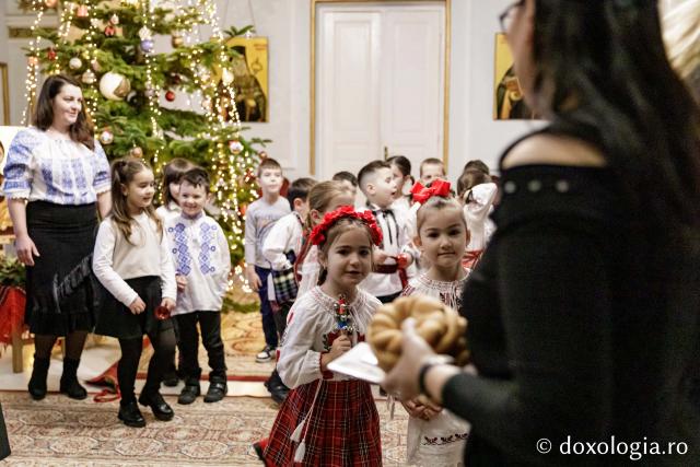 (Foto) Grădinița 26 din Iași, grupa mare – Colindători la Reședința Mitropolitană 2024