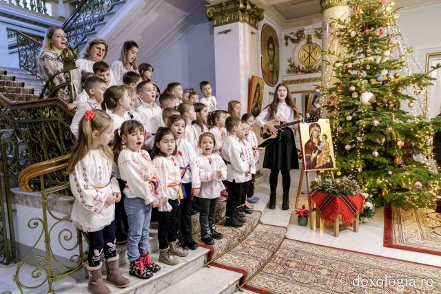 (Foto) Grădinița cu program prelungit nr. 27, Iași – Colindători la Reședința Mitropolitană 2024