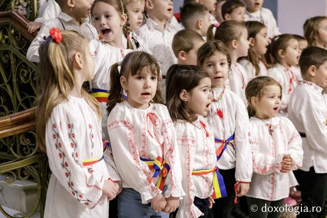 (Foto) Grădinița cu program prelungit nr. 27, Iași – Colindători la Reședința Mitropolitană 2024