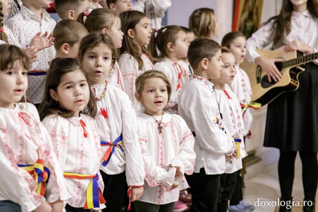 (Foto) Grădinița cu program prelungit nr. 27, Iași – Colindători la Reședința Mitropolitană 2024