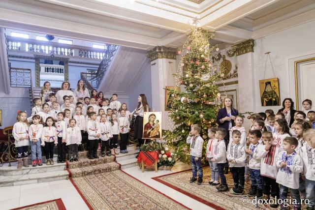 (Foto) Grădinița cu program prelungit nr. 27, Iași – Colindători la Reședința Mitropolitană 2024