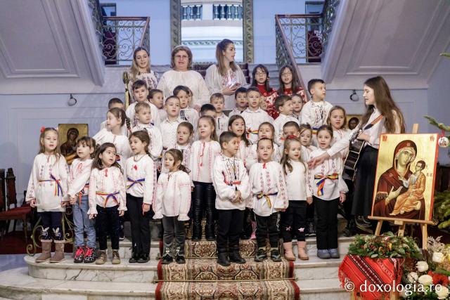 (Foto) Grădinița cu program prelungit nr. 27, Iași – Colindători la Reședința Mitropolitană 2024