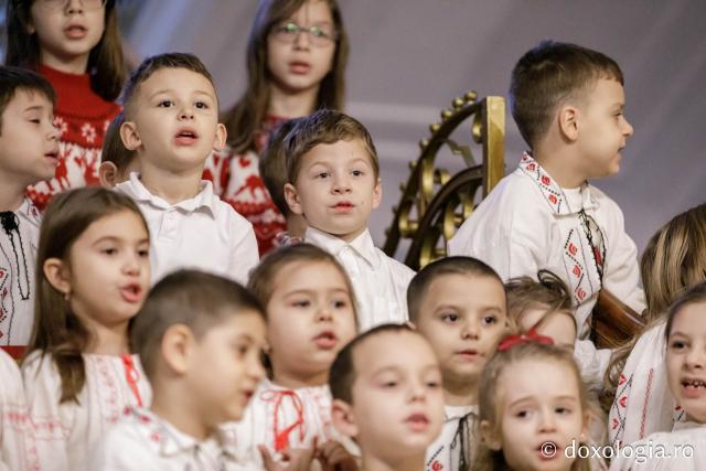 (Foto) Grădinița cu program prelungit nr. 27, Iași – Colindători la Reședința Mitropolitană 2024