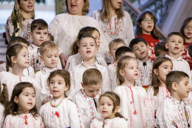 (Foto) Grădinița cu program prelungit nr. 27, Iași – Colindători la Reședința Mitropolitană 2024