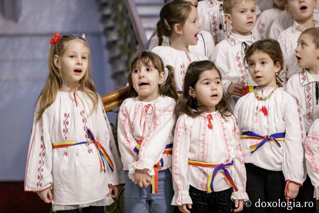 (Foto) Grădinița cu program prelungit nr. 27, Iași – Colindători la Reședința Mitropolitană 2024