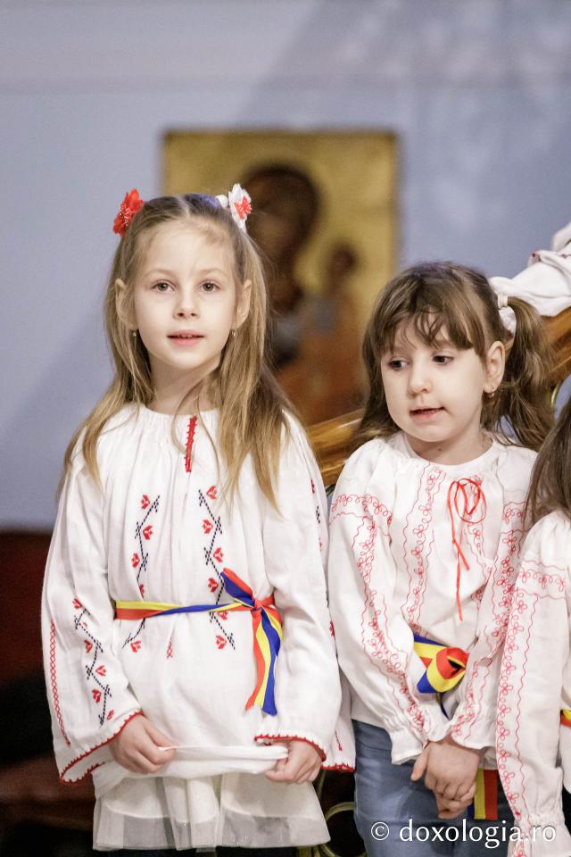 (Foto) Grădinița cu program prelungit nr. 27, Iași – Colindători la Reședința Mitropolitană 2024