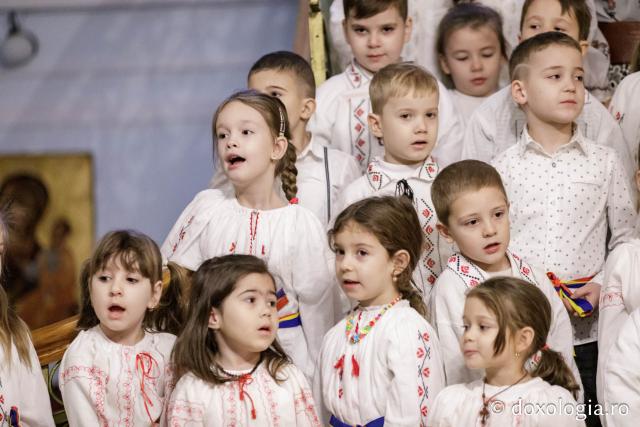 (Foto) Grădinița cu program prelungit nr. 27, Iași – Colindători la Reședința Mitropolitană 2024