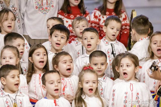 (Foto) Grădinița cu program prelungit nr. 27, Iași – Colindători la Reședința Mitropolitană 2024