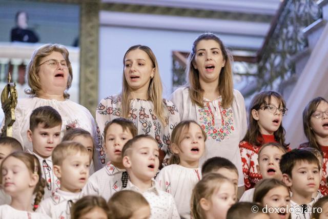 (Foto) Grădinița cu program prelungit nr. 27, Iași – Colindători la Reședința Mitropolitană 2024