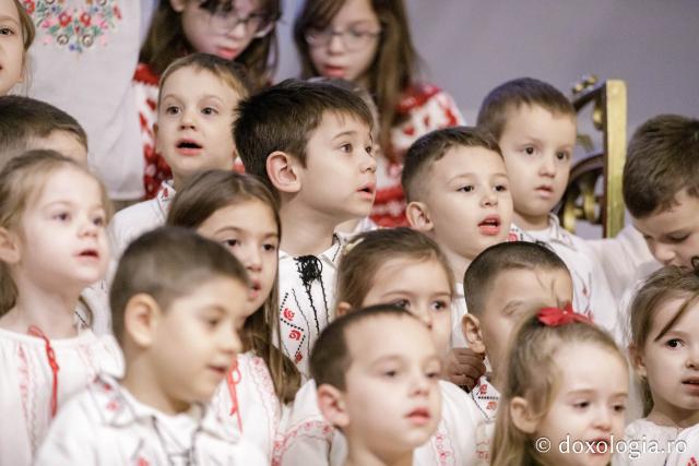(Foto) Grădinița cu program prelungit nr. 27, Iași – Colindători la Reședința Mitropolitană 2024