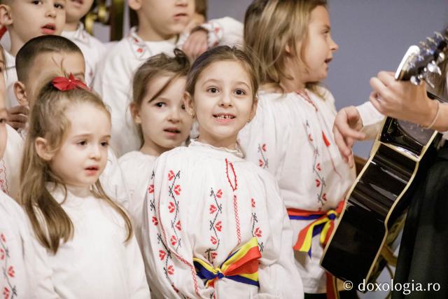 (Foto) Grădinița cu program prelungit nr. 27, Iași – Colindători la Reședința Mitropolitană 2024