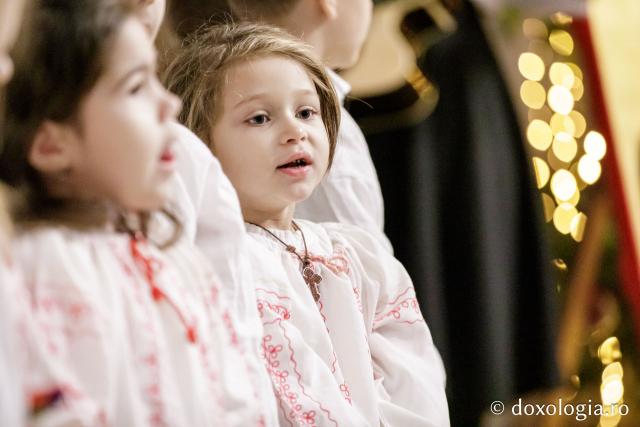 (Foto) Grădinița cu program prelungit nr. 27, Iași – Colindători la Reședința Mitropolitană 2024