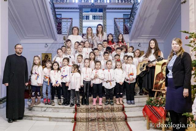 (Foto) Grădinița cu program prelungit nr. 27, Iași – Colindători la Reședința Mitropolitană 2024