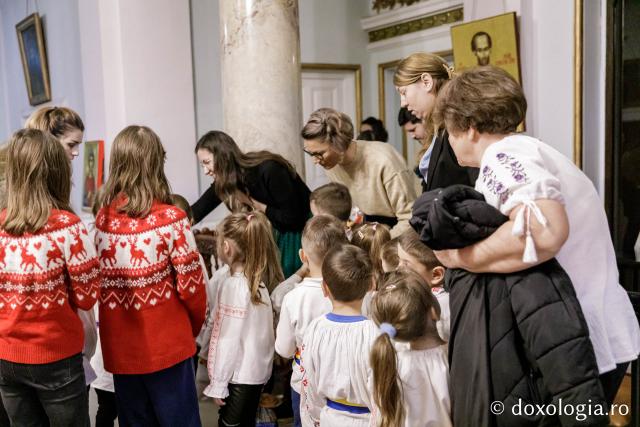 (Foto) Grădinița cu program prelungit nr. 27, Iași – Colindători la Reședința Mitropolitană 2024