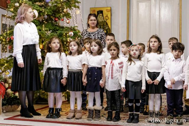 (Foto) Grădinița cu program prelungit nr. 25 Iași – Colindători la Reședința Mitropolitană 2024