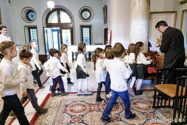(Foto) Grădinița cu program prelungit nr. 25 Iași – Colindători la Reședința Mitropolitană 2024