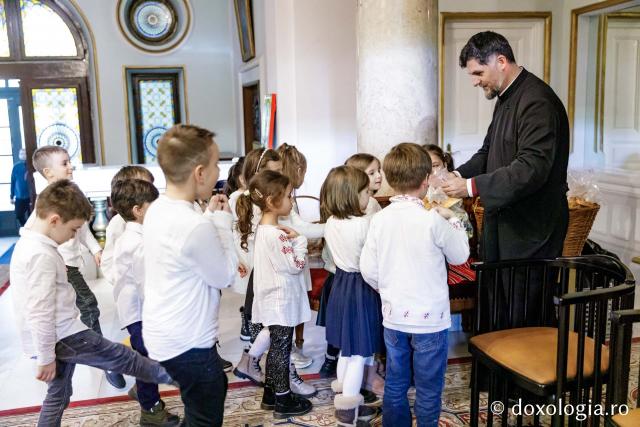 (Foto) Grădinița cu program prelungit nr. 25 Iași – Colindători la Reședința Mitropolitană 2024