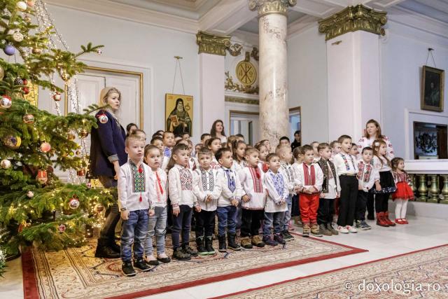 (Foto) Școala Gimnazială „Veronica Micle” Iași – Colindători la Reședința Mitropolitană 2024