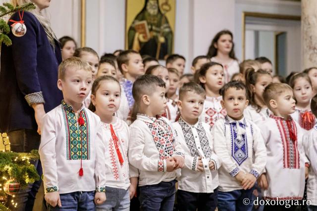 (Foto) Școala Gimnazială „Veronica Micle” Iași – Colindători la Reședința Mitropolitană 2024
