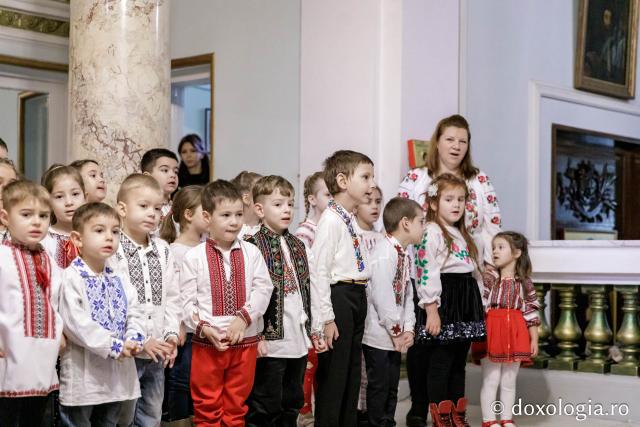 (Foto) Școala Gimnazială „Veronica Micle” Iași – Colindători la Reședința Mitropolitană 2024