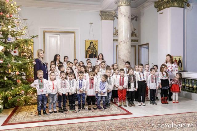 (Foto) Școala Gimnazială „Veronica Micle” Iași – Colindători la Reședința Mitropolitană 2024