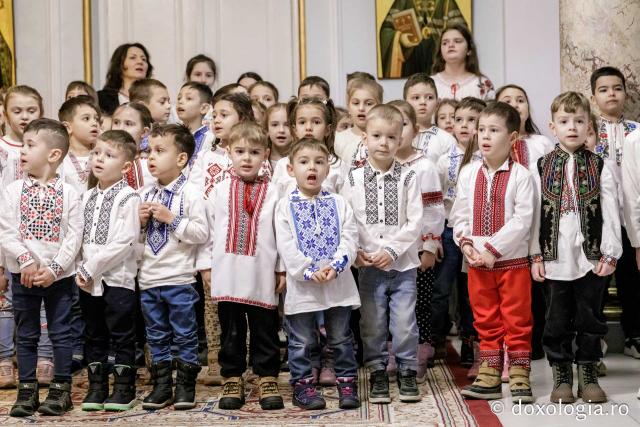 (Foto) Școala Gimnazială „Veronica Micle” Iași – Colindători la Reședința Mitropolitană 2024