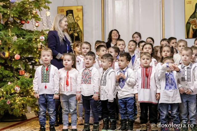 (Foto) Școala Gimnazială „Veronica Micle” Iași – Colindători la Reședința Mitropolitană 2024