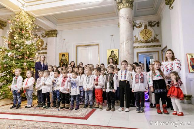 (Foto) Școala Gimnazială „Veronica Micle” Iași – Colindători la Reședința Mitropolitană 2024