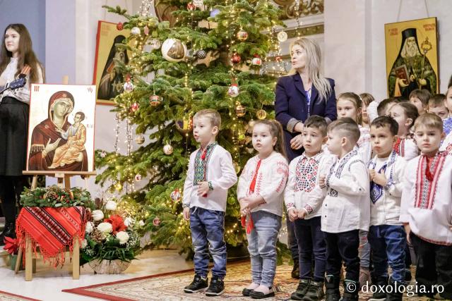 (Foto) Școala Gimnazială „Veronica Micle” Iași – Colindători la Reședința Mitropolitană 2024