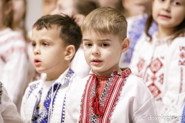 (Foto) Școala Gimnazială „Veronica Micle” Iași – Colindători la Reședința Mitropolitană 2024