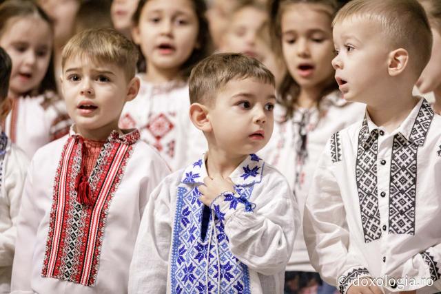 (Foto) Școala Gimnazială „Veronica Micle” Iași – Colindători la Reședința Mitropolitană 2024