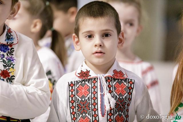 (Foto) Școala Gimnazială „Veronica Micle” Iași – Colindători la Reședința Mitropolitană 2024