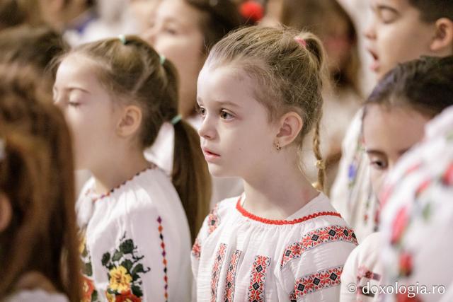 (Foto) Școala Gimnazială „Veronica Micle” Iași – Colindători la Reședința Mitropolitană 2024
