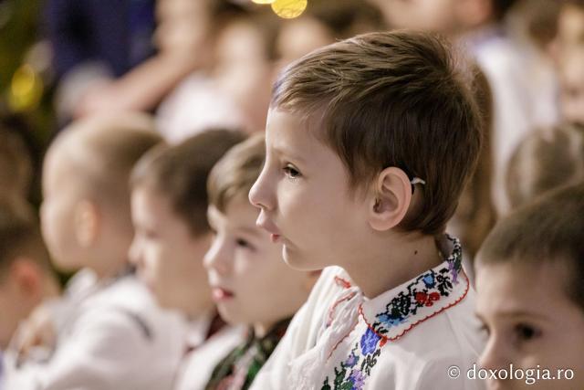 (Foto) Școala Gimnazială „Veronica Micle” Iași – Colindători la Reședința Mitropolitană 2024