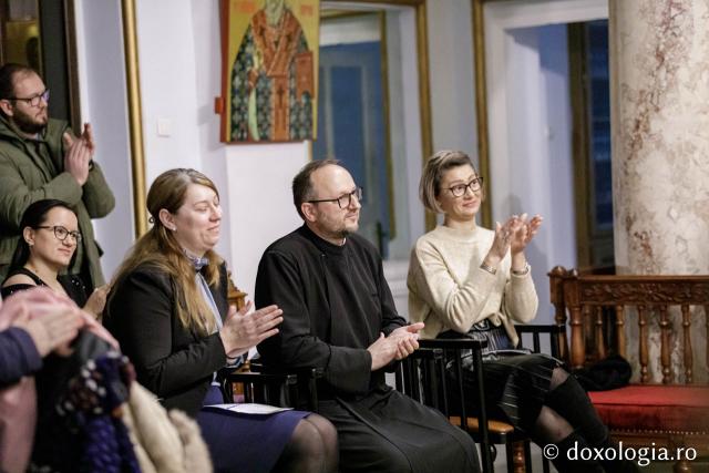 (Foto) Școala Gimnazială „Veronica Micle” Iași – Colindători la Reședința Mitropolitană 2024