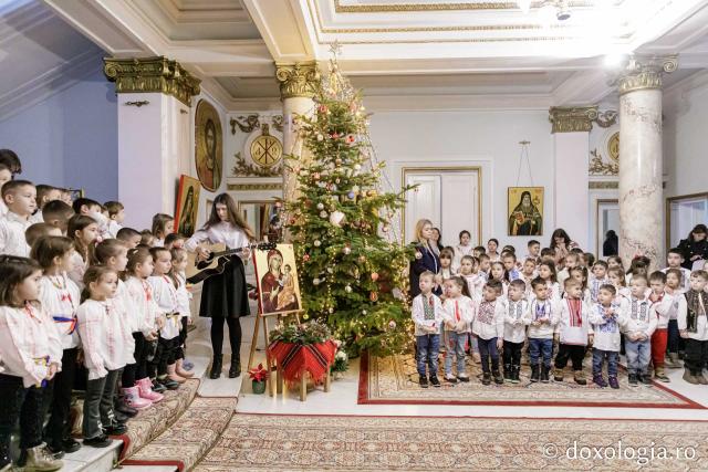 (Foto) Școala Gimnazială „Veronica Micle” Iași – Colindători la Reședința Mitropolitană 2024