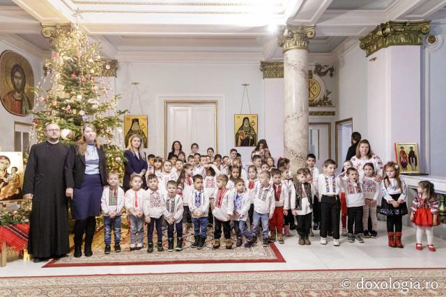(Foto) Școala Gimnazială „Veronica Micle” Iași – Colindători la Reședința Mitropolitană 2024