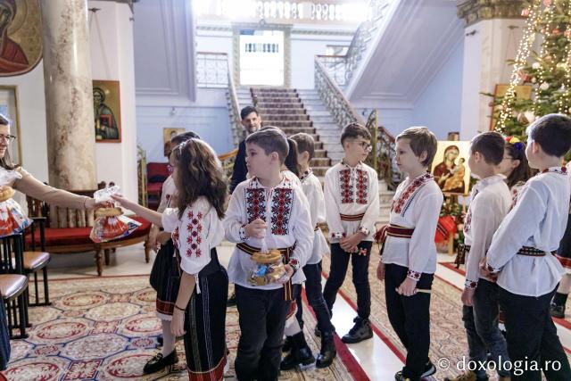 (Foto) Școala Gimnazială ,,Titu Maiorescu” din Iași, Clasa a III-a D – Colindători la Reședința Mitropolitană 2024