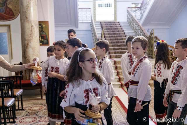 (Foto) Școala Gimnazială ,,Titu Maiorescu” din Iași, Clasa a III-a D – Colindători la Reședința Mitropolitană 2024