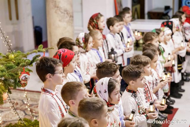 (Foto) Școala „Ion Simionescu” din Iași, clasa a II-a C – Colindători la Reședința Mitropolitană 2024