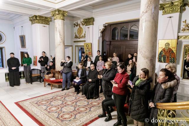 (Foto) Școala „Ion Simionescu” din Iași, clasa a II-a C – Colindători la Reședința Mitropolitană 2024