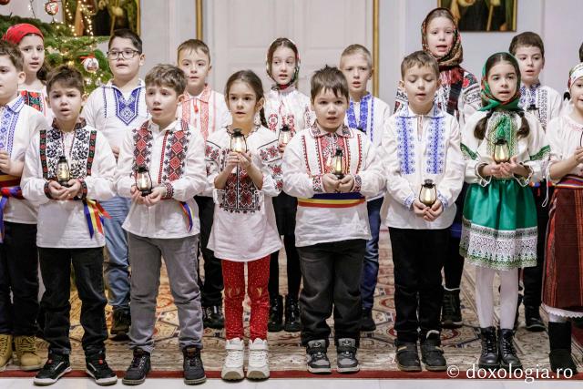 (Foto) Școala „Ion Simionescu” din Iași, clasa a II-a C – Colindători la Reședința Mitropolitană 2024